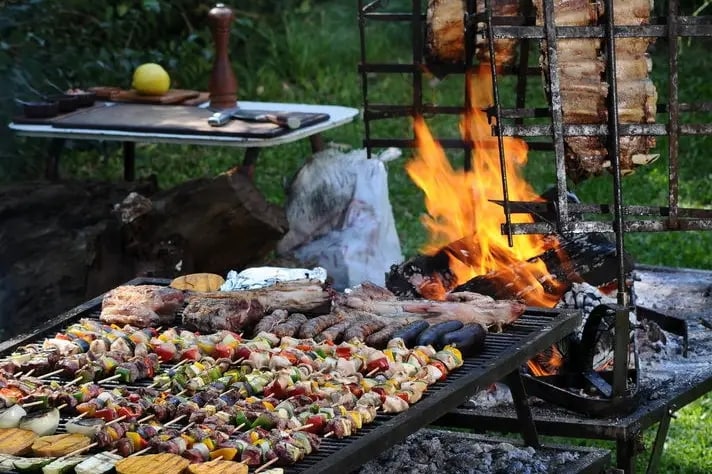 Parrilla con variedad de cortes