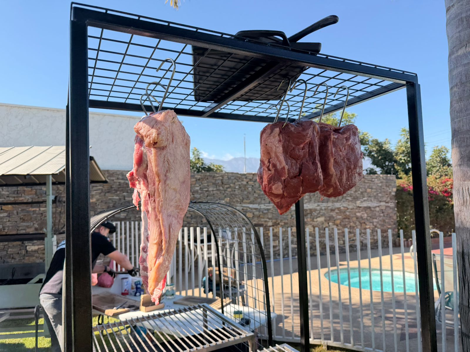 Parrilla con brasas y cortes