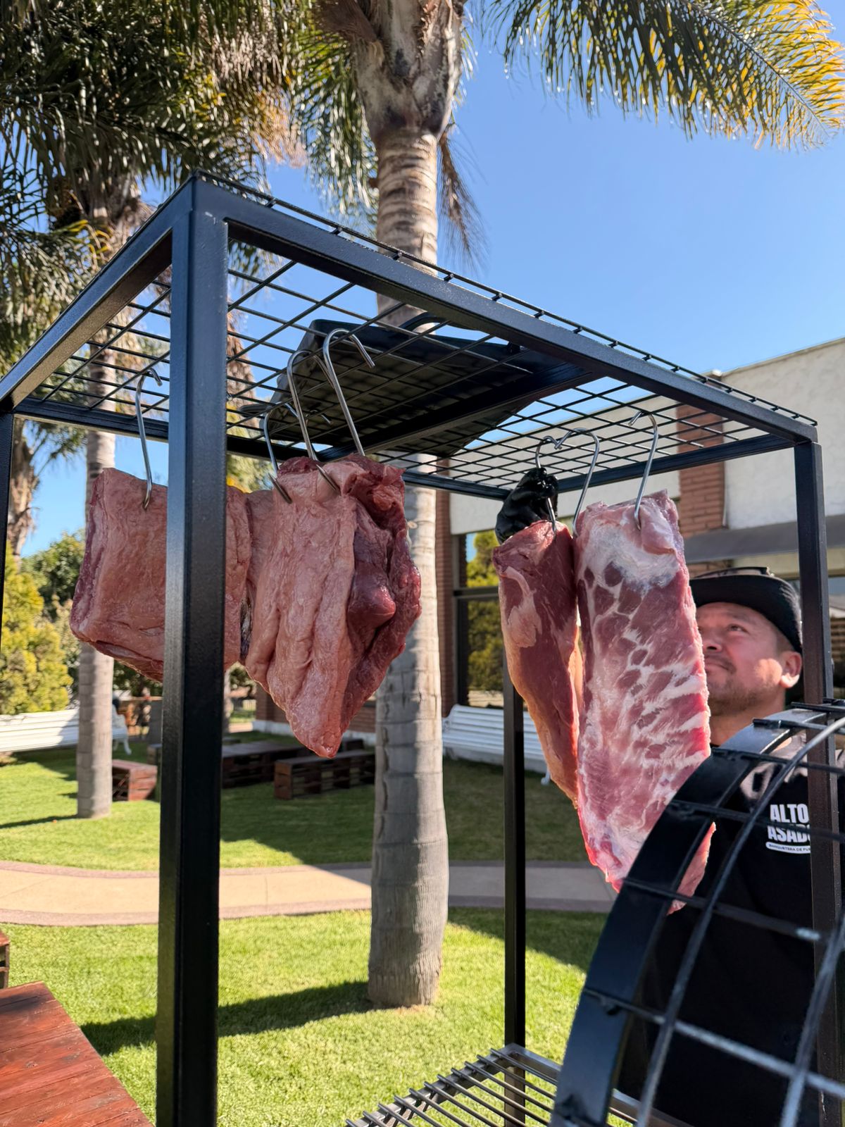Cortes colgados en parrilla al aire libre